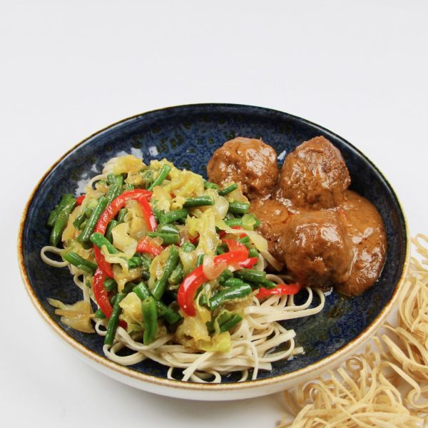 Oosterse gehaktballetjes met mie en pindasaus