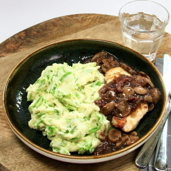 Snijbonenstamppot met kip in jachtsaus