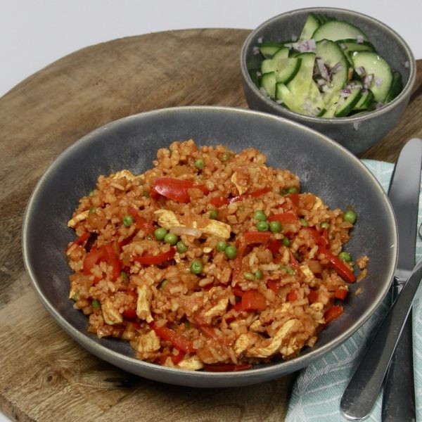 Kip Jambalaya met rijst en komkommersalade