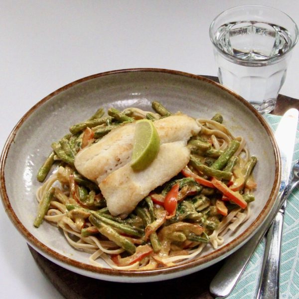 Witvis met gele curry en bami