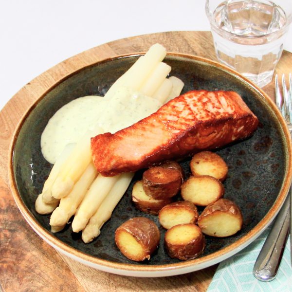 Asperges met zalm en aardappeltjes