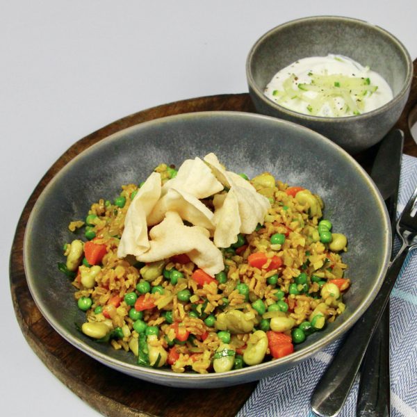 Biryani geserveerd met raita