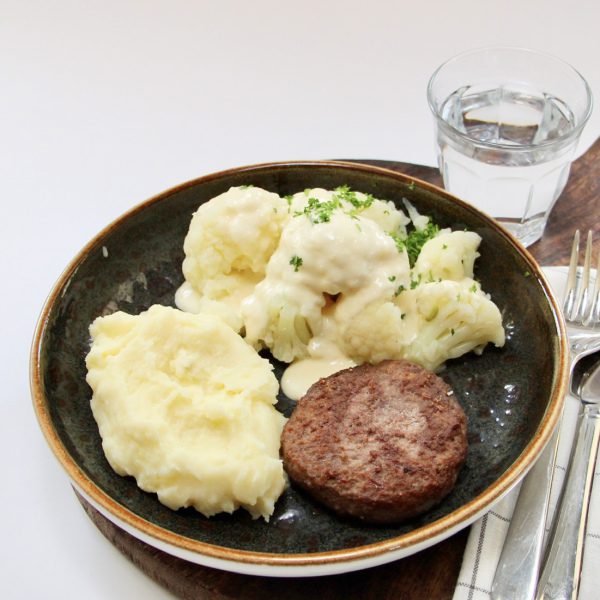 Bloemkool met kaassaus en hamburger