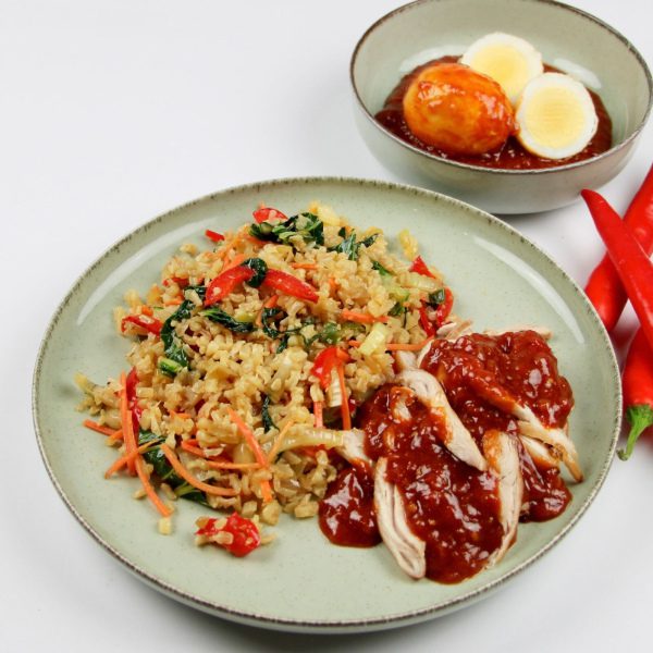 Gebakken rijst met ei of kip en pittige saus