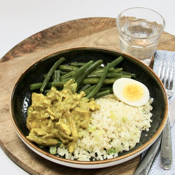 Kip kerrie met sperziebonen, ei en rijst