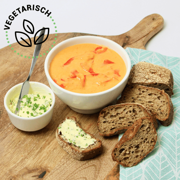 Paprikasoep met brood en kruidenboter