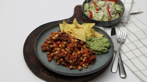 Chili con carne met salade en tortillachips