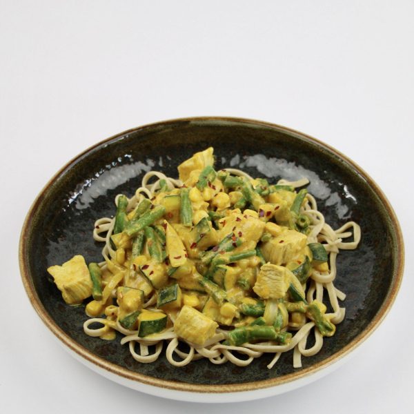 Volkoren bami met gele curry en kip of champignons