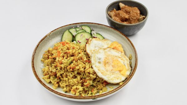 nasi met kipsate of gebakken ei en pindasaus