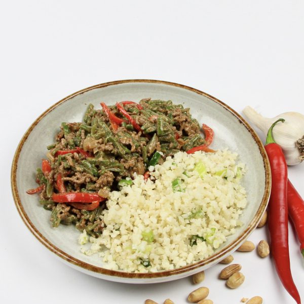 Pindagehakt met snijbonen en rijst