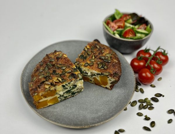 Deegloze quiche met pompoen en luxe salade