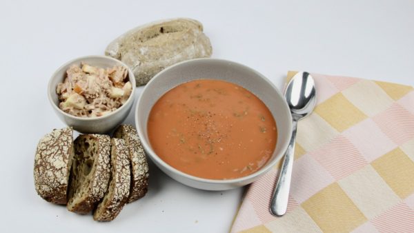 Tomatensoep met tonijnsalade en een broodje