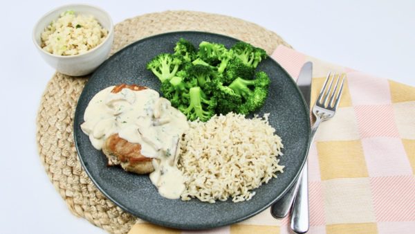 Varkensmedaillons met broccoli en champignonsaus met rijst