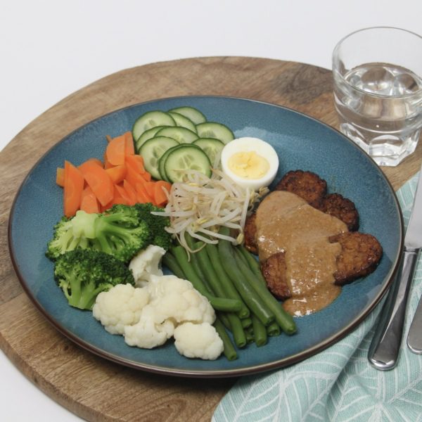Gado Gado groente met tempeh of kipsate