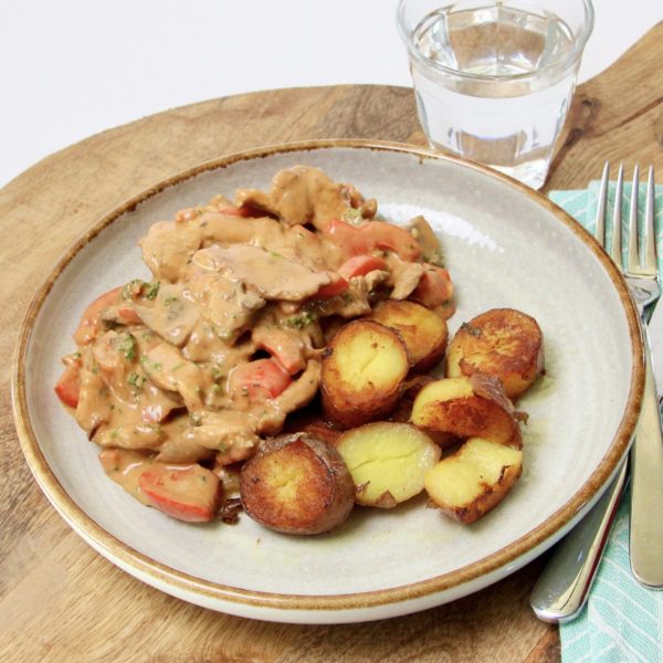 Kipfiletreepjes met stroganoffsaus