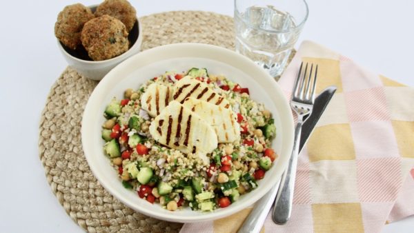 Bulgursalade met kofte of halloumi