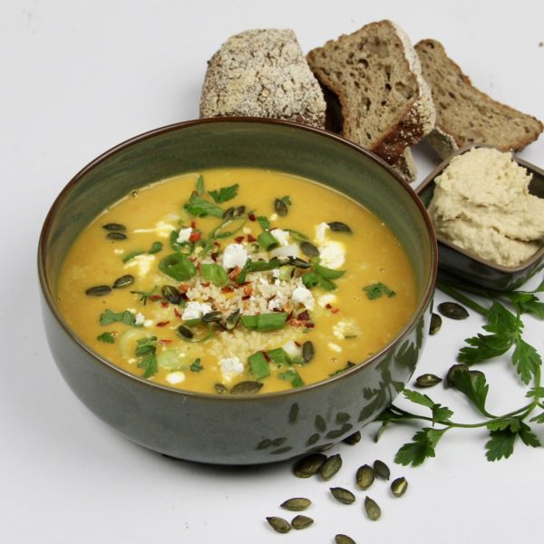 Marokkaanse pompoensoep met brood en humus