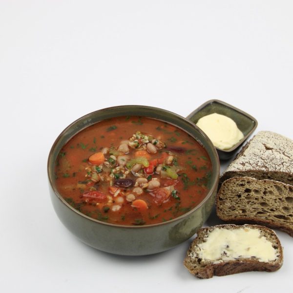 Minestronesoep met rijst en bonen met kruidenboter en broodje