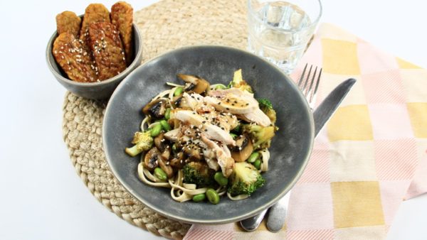 Mie met Soja-sesam saus & kip of tempeh