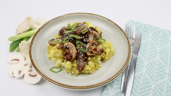 Spitskool-kerrie stamppot met sticky champignons