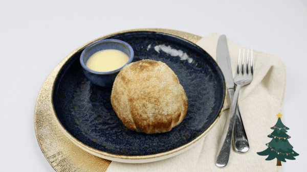 Warme appelbol met vanillesaus