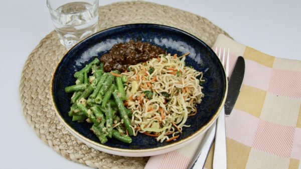 noedels met semur (gestoofd rundvlees) en sajoer boontjes