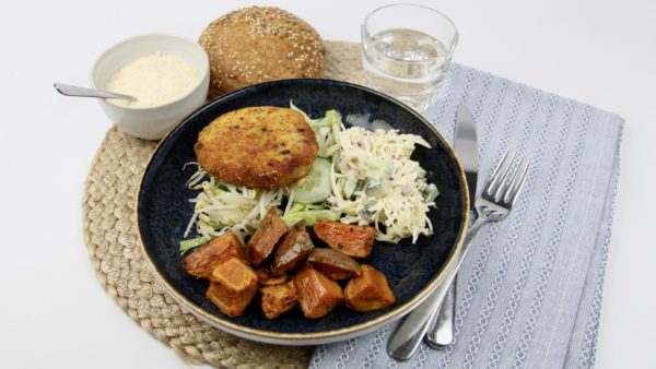 Kip-cajunburger met zoete aardappels