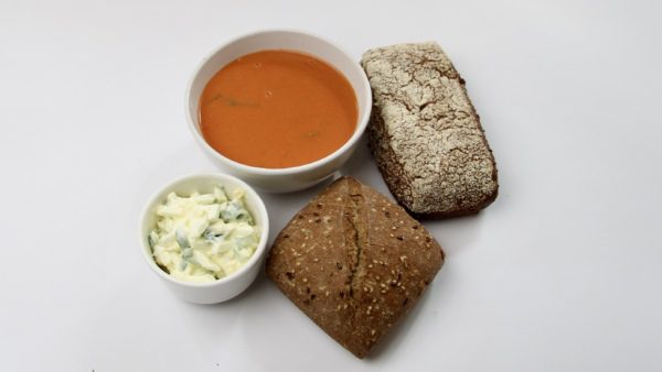 Tomatensoep met eiersalade en een broodje