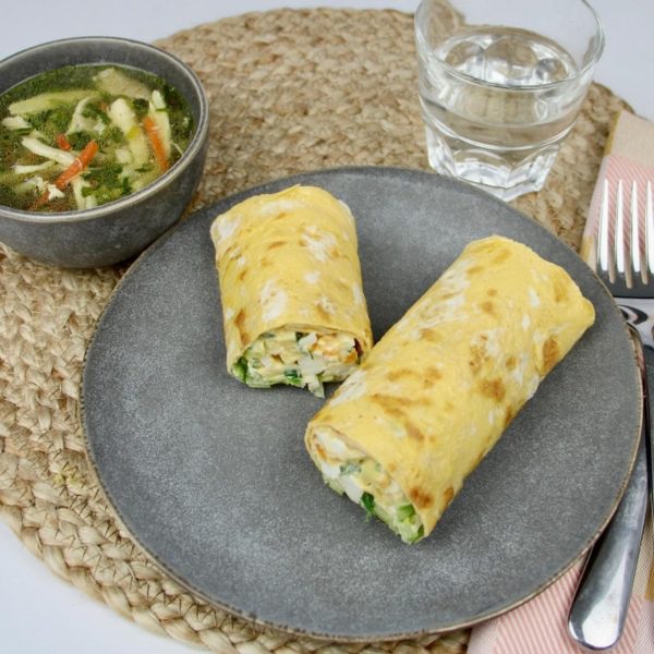 Kippensoep met omeletrol eiersalade