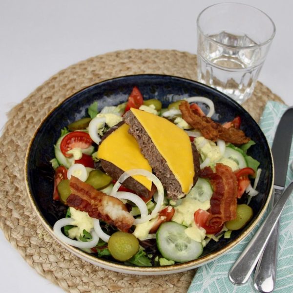 Hamburger salade met cheddar kaas